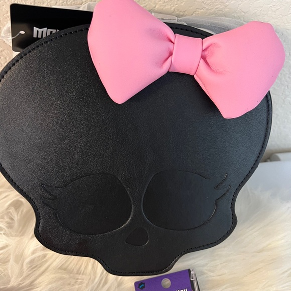 Monster High Skullette Figural Crossbody Bag & Wallet, Draculaura Earrings - Picture 6 of 9